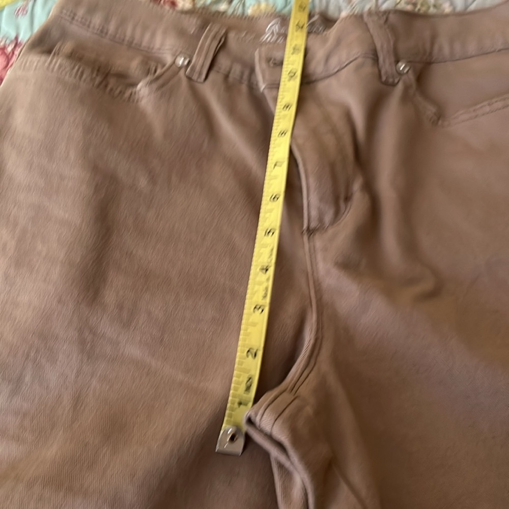 Gloria Vanderbilt tan capris - Picture 5 of 6